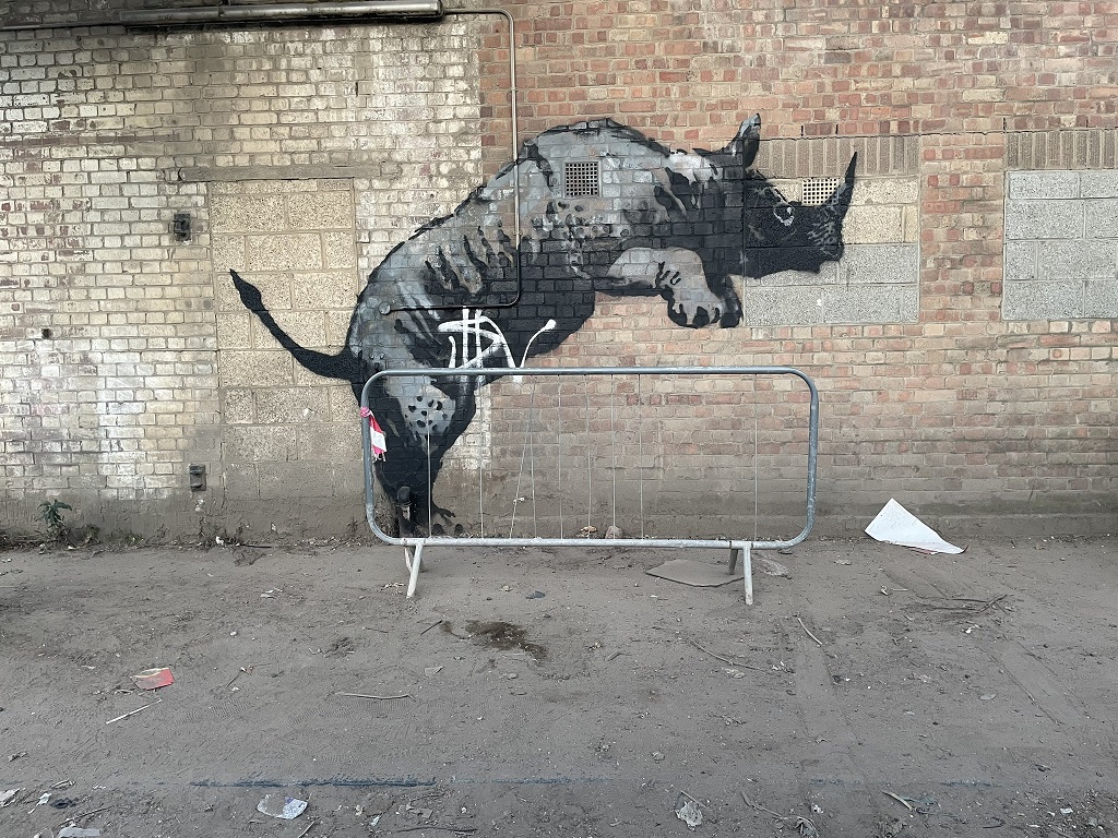A opta pictură murală a lui Banksy din Londra a fost deja vandalizată