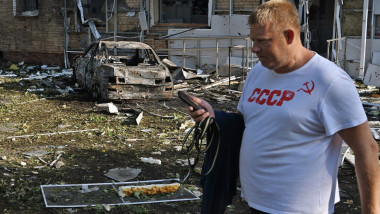 rus cu tricou CCCP langa cladire lovita de bomba in kursk