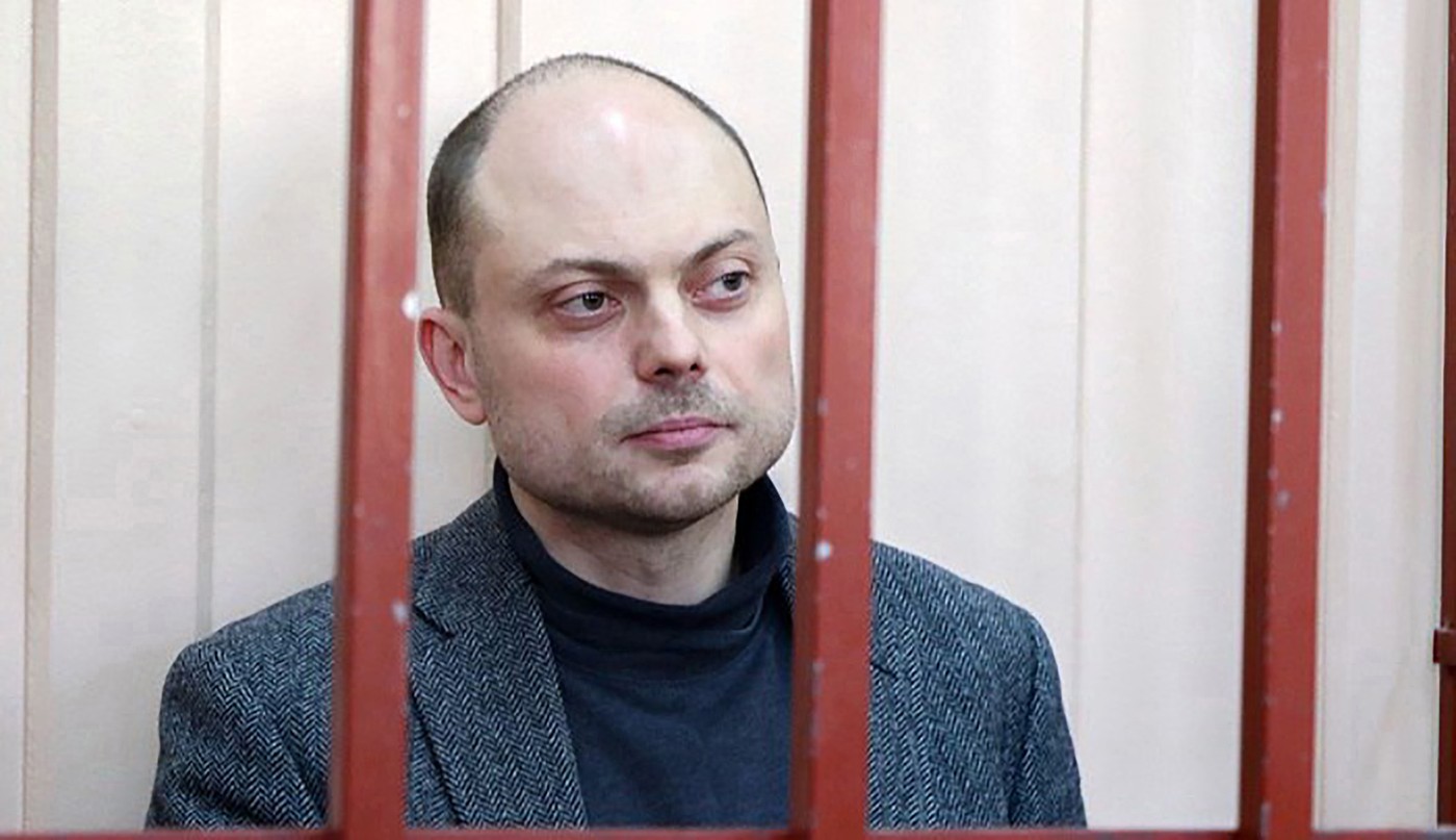Opozantul lui Putin, 11 luni de izolare, 13 penitenciare: “În noaptea când m-au scos din celulă, eram sigur că mă duc la execuție”
