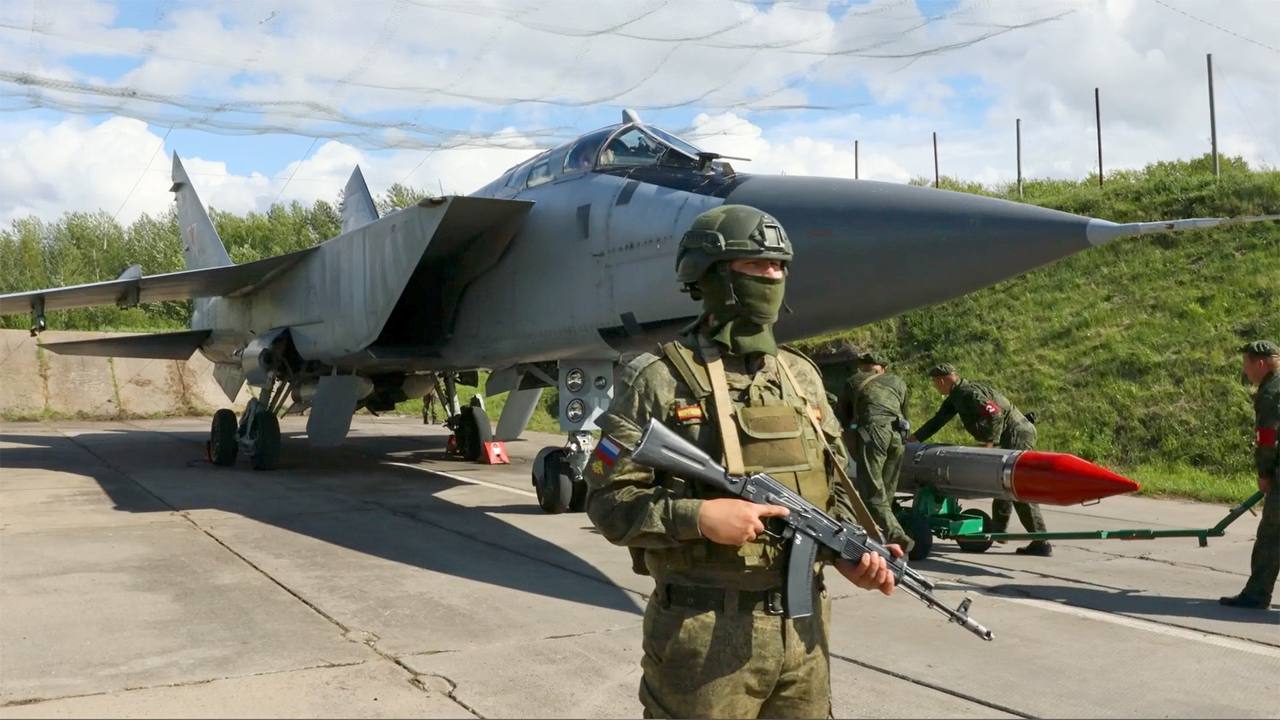 Rusia scoate de la naftalină racheta aer-aer R-33, o relicvă de pe vremea Războiului Rece, dar care are capabilități nucleare