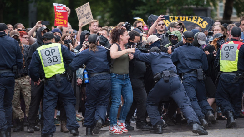 Numărul arestărilor în urma protestelor violente anti-imigraţie din Marea Britanie se apropie de o mie