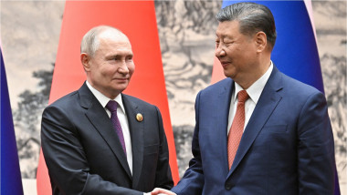 Vladimir Putin dă mâna cu Xi Jinping