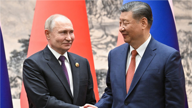 Vladimir Putin dă mâna cu Xi Jinping