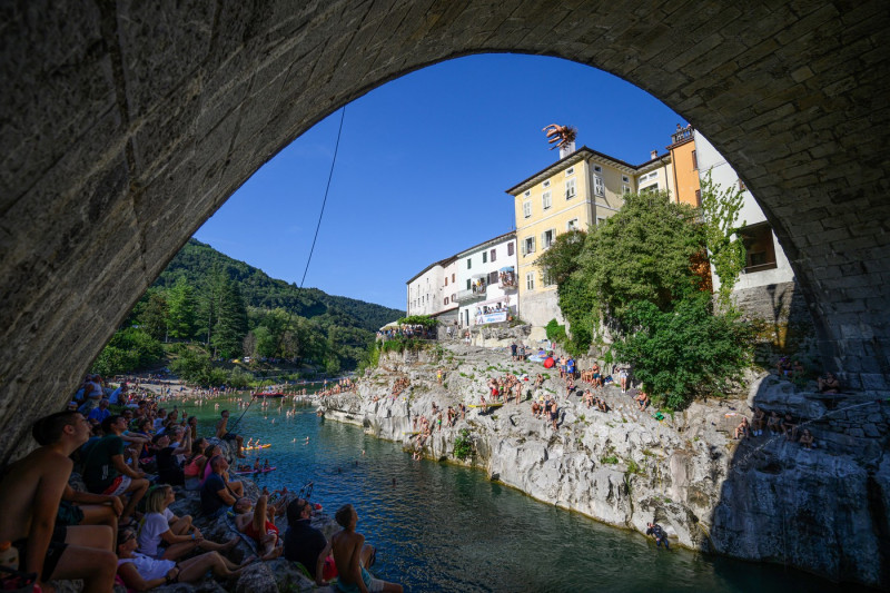 Podul de pe care se fac săriturile în râul Soca. Foto: Profimedia Images