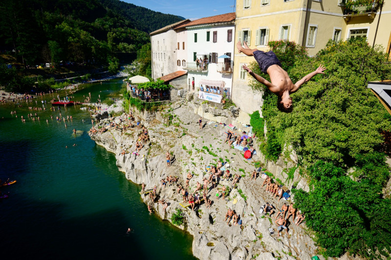 Sărituri în apele râului sloven Soca. Foto: Profimedia Images