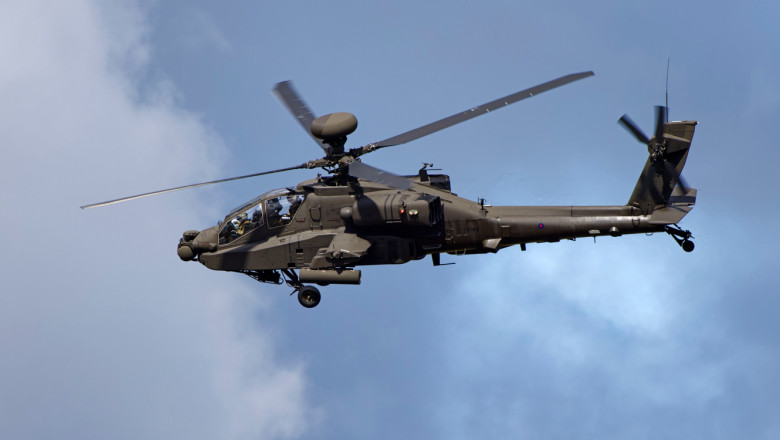 elicopter AH-64E Apache in zbor