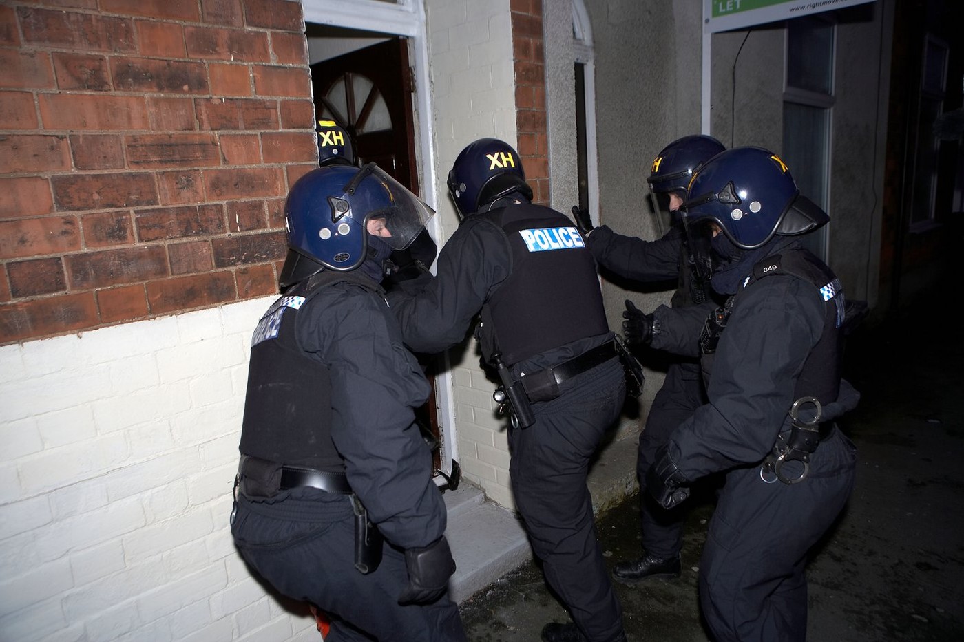 Două femei din Marea Britanie s-au trezit cu mascații în casă. Polițiștii au greșit adresa și le-au spart ușa în toiul nopții