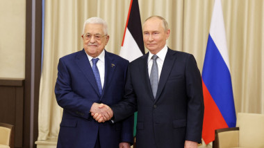 mahmoud abbas și vladimir putin la moscova își strâng mâna