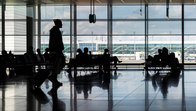 pasageri în aeroport