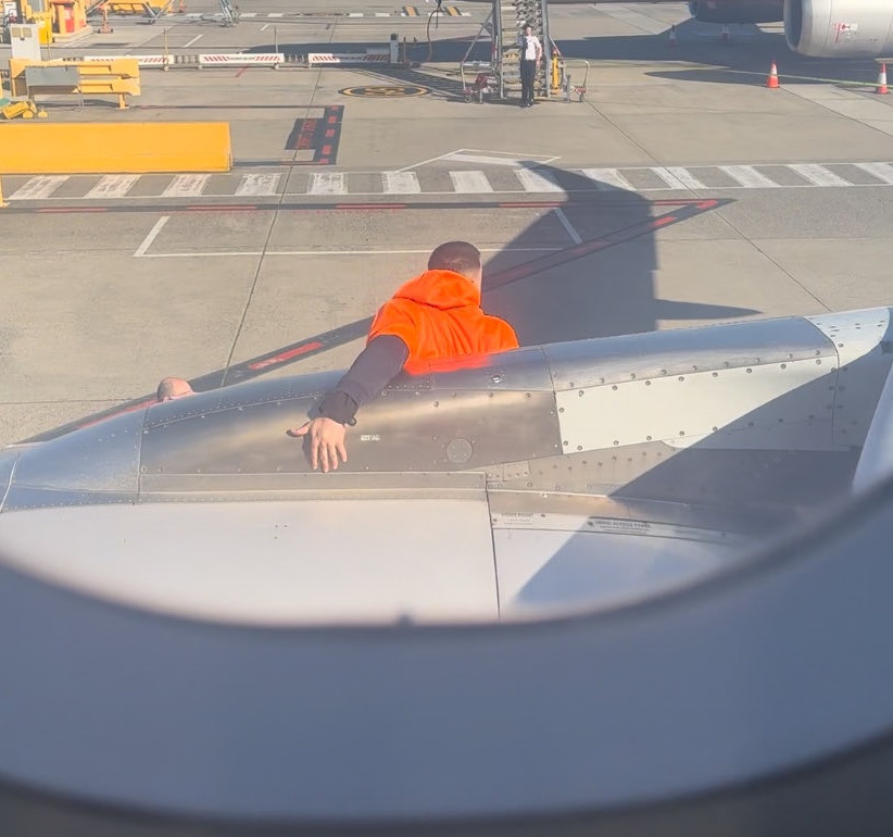 Panică într-un avion, după ce un pasager a deschis ușa de urgență și s-a plimbat pe aripă. Bărbatul a fost arestat în Melbourne