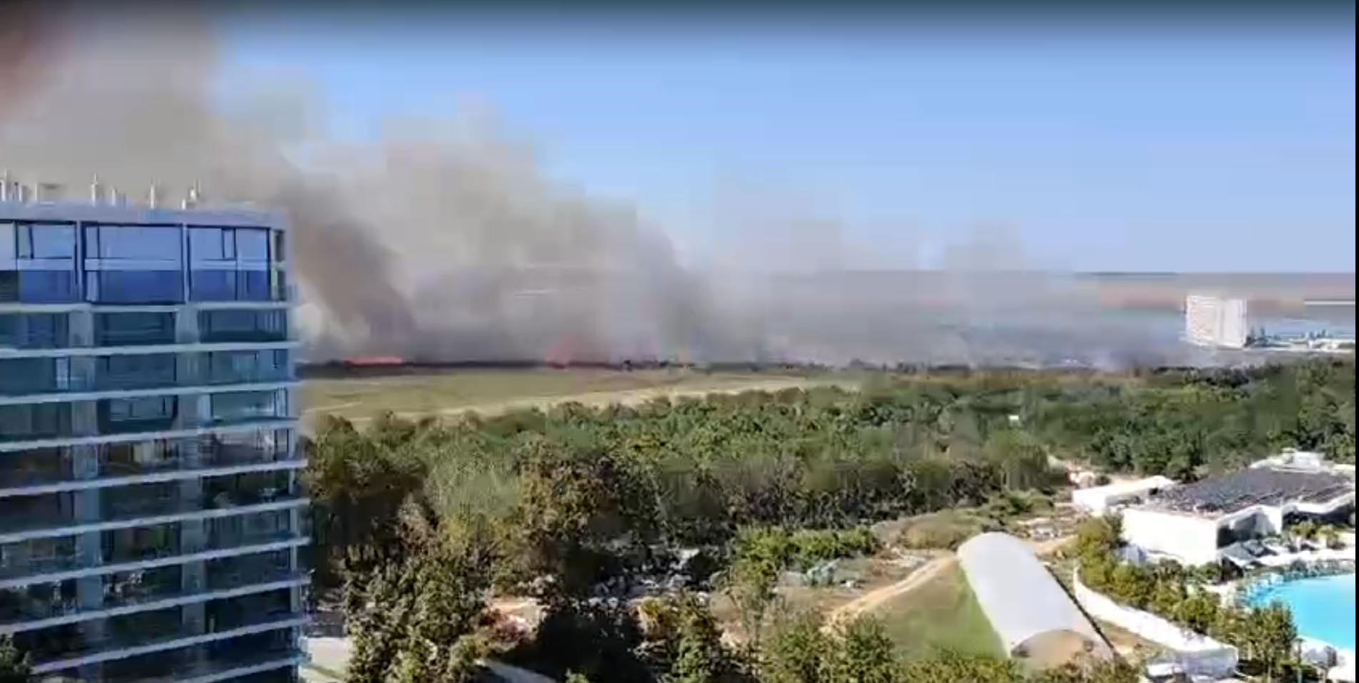Panică pe litoral. Un incendiu de vegetație a izbucnit lângă un hotel din stațiunea Olimp