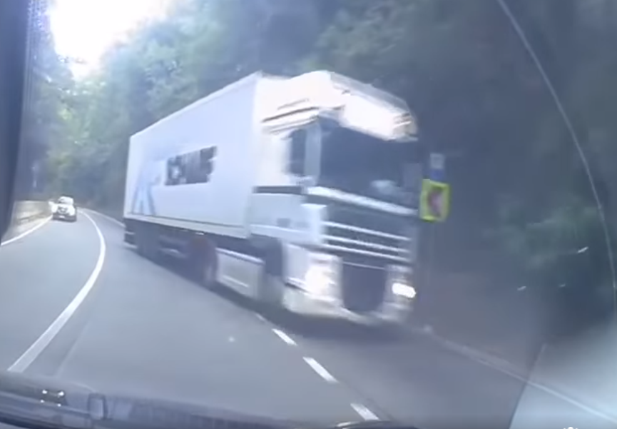 Momentul în care un șofer reușește să evite la limită un TIR care mergea pe contrasens, surprins de o cameră de bord