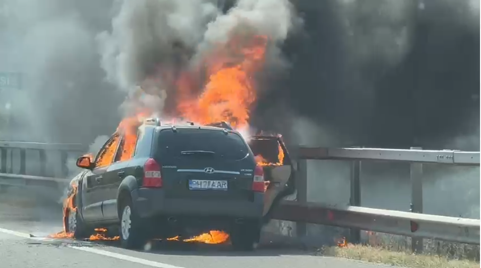 Mașină în flăcări pe autostrada București-Ploiești. Circulația a fost blocată