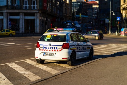 Un bărbat și-a lovit soția, a trecut în locul ei la volan deși consumase alcool, apoi a intrat cu mașina în șanț