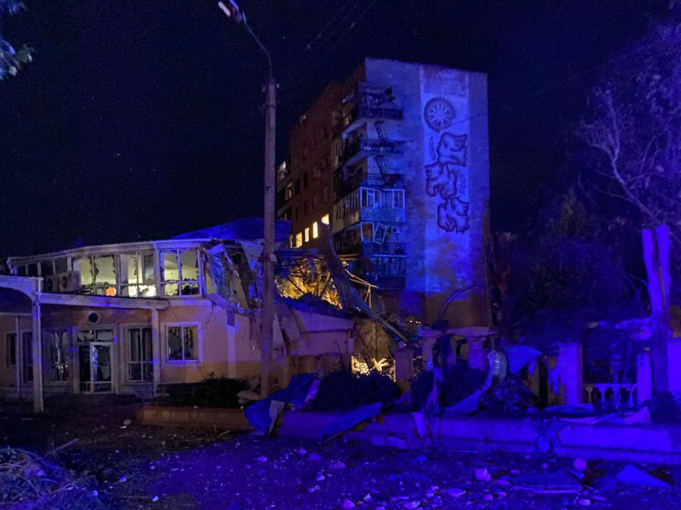 Trei jurnaliști au fost răniți în urma unui atac la Donețk. O persoană se află sub dărâmături