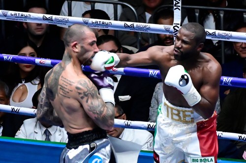 Floyd Mayweather l-a dat afară pe arbitru din ring într-un meci demonstrativ cu John Gotti III