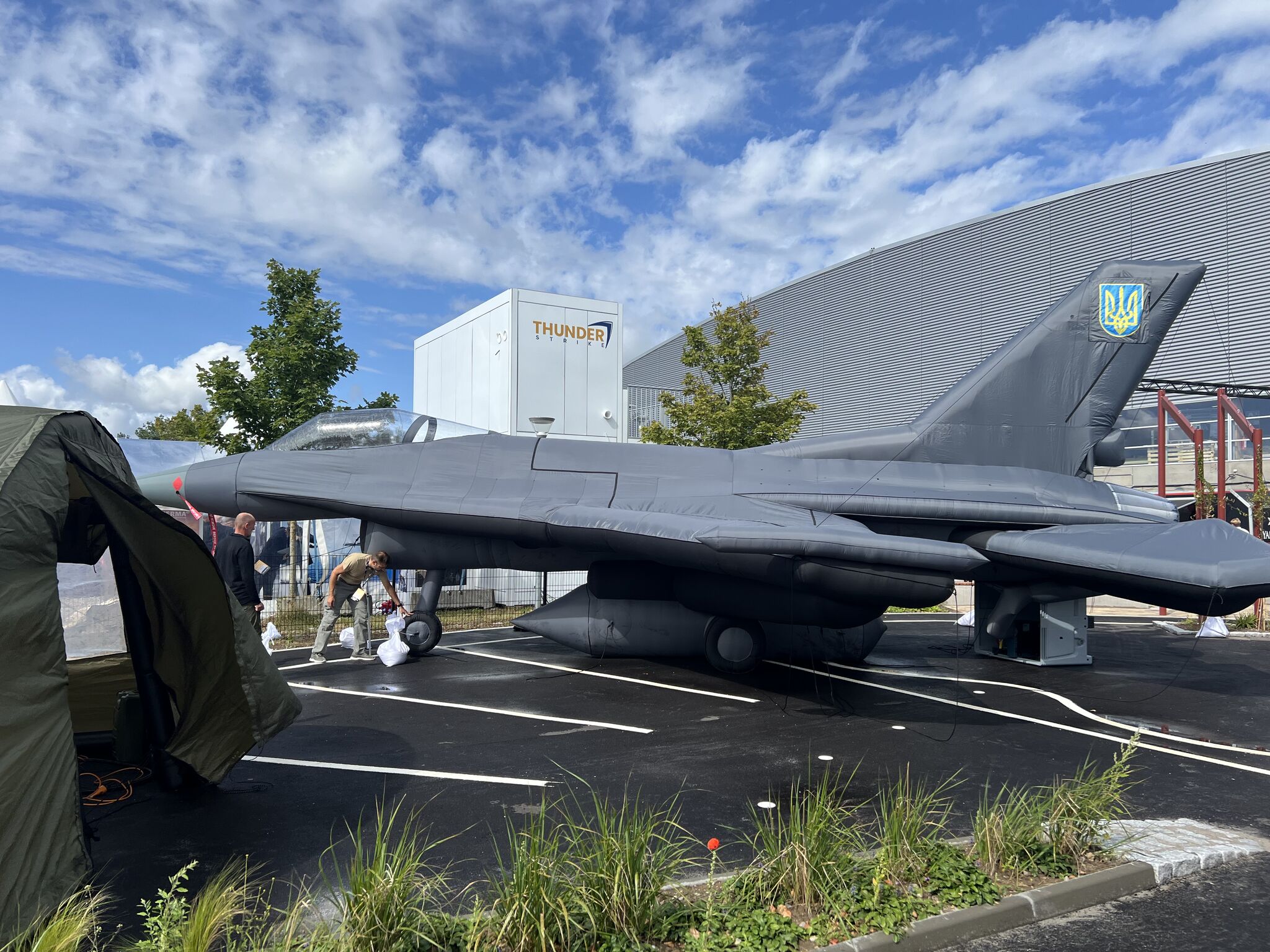 Kievul ar putea primi în curând avioane F-16 gonflabile