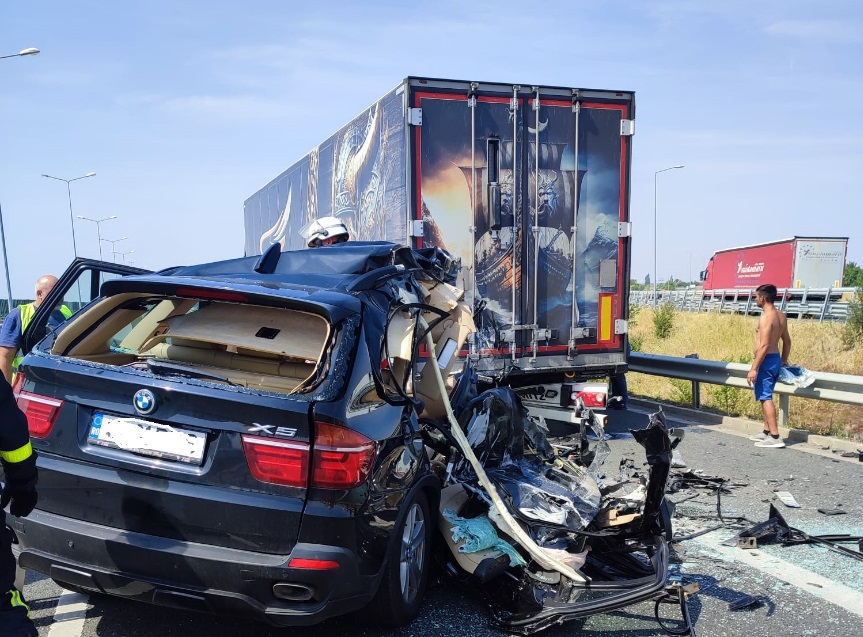 Accident grav pe autostrada A1. Șoferul unui camion ar fi efectuat o manevră de mers înapoi, moment în care o mașină s-a ciocnit cu el