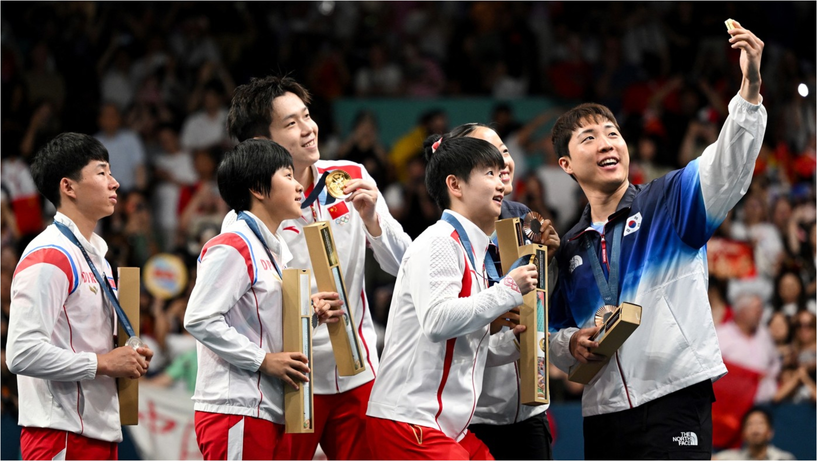„Expuși la contaminare”: Sportivii nord-coreeni premiați la JO ar putea fi pedepsiți de Kim Jong Un pentru că au zâmbit într-un selfie