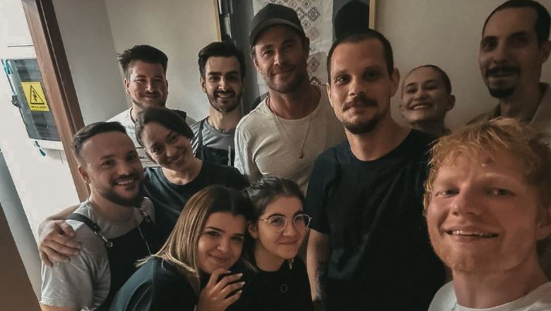 ed sheeran si Chris Hemsworth alaturi de angajatii unui restaurant romanesc