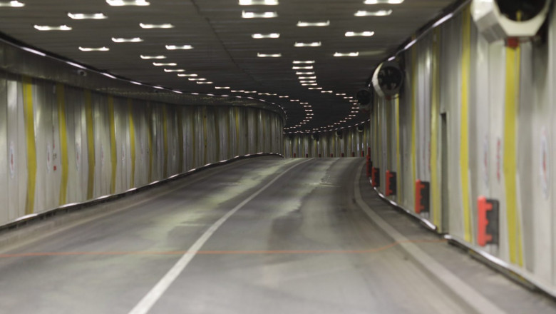 O dubă a lovit un ventilator montat în Pasajul Unirii din Capitală. Imagini de la locul incidentului