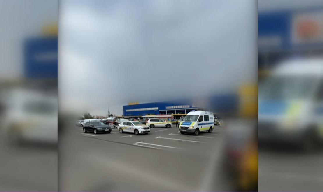 O femeie din București a ajuns la spital după ce a fost lovită de propria maşină, în timp ce punea cumpărăturile în portbagaj
