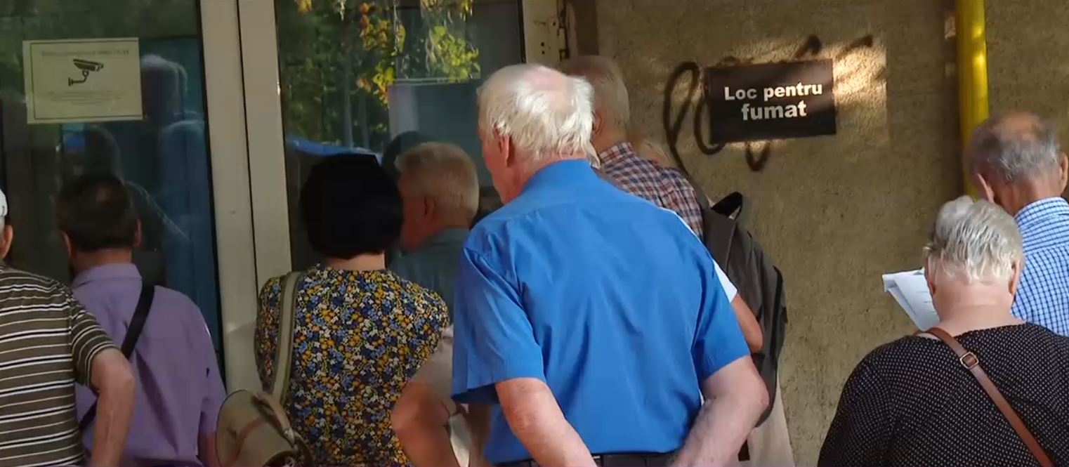 Nemulțumiți de recalculare, pensionarii stau la cozi la casele de pensii: „La 5 am fost aici. Am muncit 39 de ani și nu mi-a dat nimic”