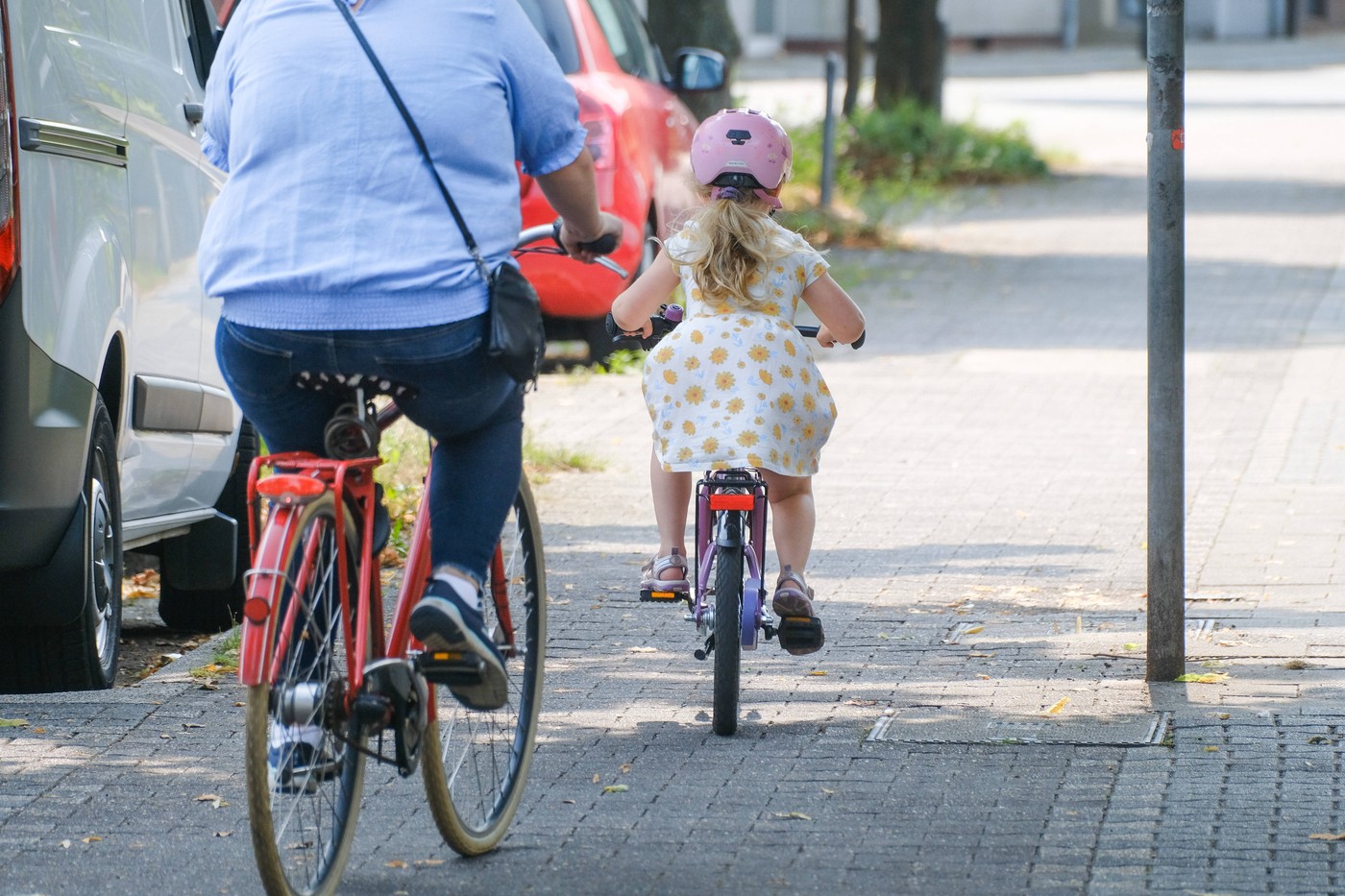 Doi părinți divorțați, obligați să plătească peste 10.000 de euro după ce fiul lor de 10 ani a lovit o femeie cu bicicleta