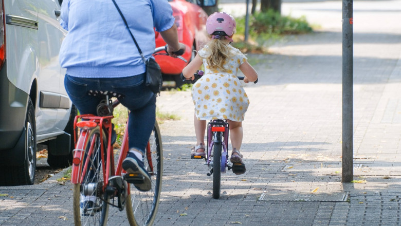 Düsseldorf 19.08.2024 Selbstständigkeit Kleinkind Kind Fahrrad Kinderrad Lernlaufrad Kita Kindergarten Kinderfahrrad Str