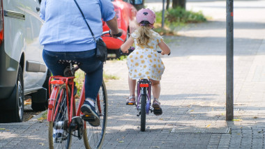 Düsseldorf 19.08.2024 Selbstständigkeit Kleinkind Kind Fahrrad Kinderrad Lernlaufrad Kita Kindergarten Kinderfahrrad Str