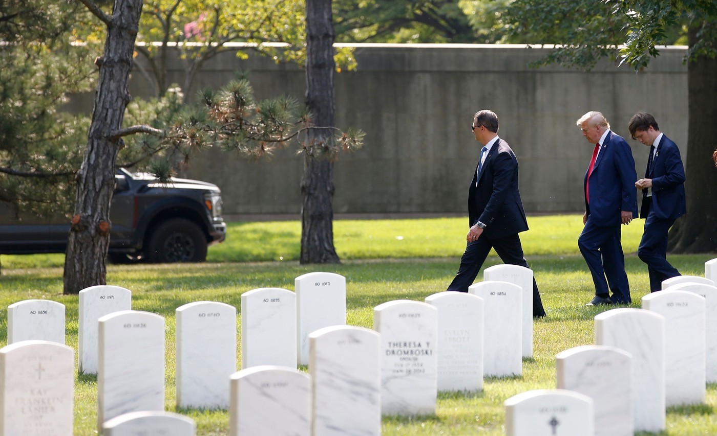 Personalul lui Donald Trump a avut un conflict fizic cu un angajat al cimitirului Arlington la o depunere de coroane (NPR)