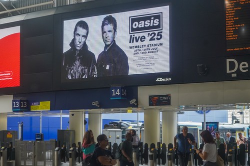 Un lanţ hotelier este acuzat că a anulat rezervările din timpul concertelor Oasis și a triplat prețurile