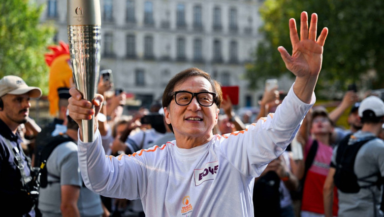 Actorul Jackie Chan s-a alăturat ștafetei finale a torţei Jocurilor Paralimpice. Foto: Profimedia Images