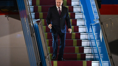 Vladimir Putin, pe scara avionului oficial. Foto: Profimedia Images