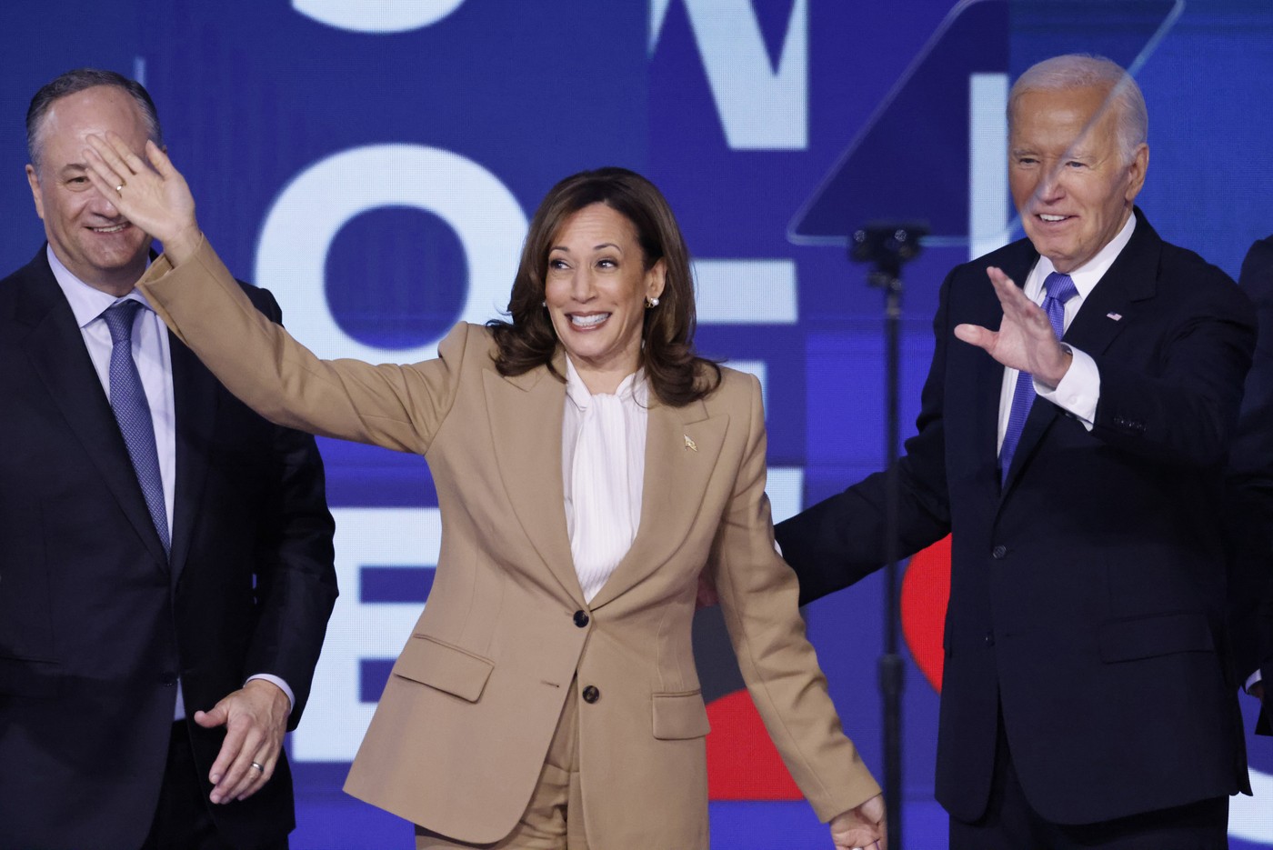 Kamala Harris a furat startul: a apărut pe scenă în prima zi a Convenției Democrate. ”Când luptăm, câștigăm!”