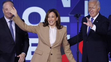 Vicepreședintele Kamala Harris, pe scenă, alături de președintele Joe Biden, la Convenția Democrată. Foto/ Profimedia Images