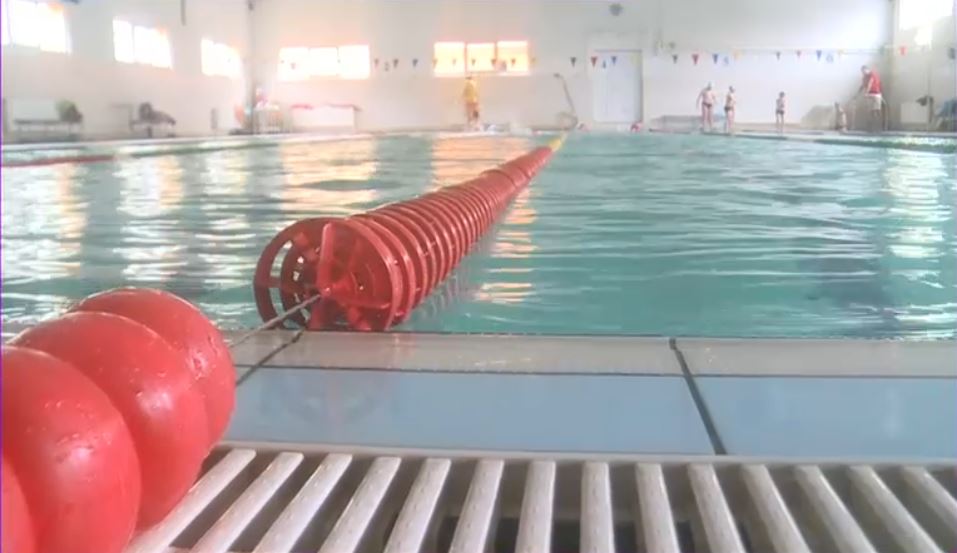 Un copil de 8 ani a murit în timpul unui curs de înot. Băiatul era însoțit de tatăl său și de instructor