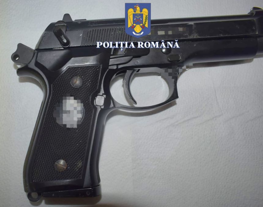 Doi bărbați au tras cu un pistol cu bile în geamurile unui restaurant din Mangalia, apoi au încercat să fugă din țară