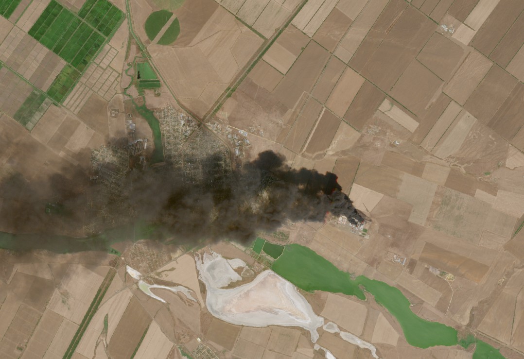 Un depozit de petrol din Rusia, lovit de drone ucrainene, continuă să ardă după trei zile. Incendiul masiv e vizibil din satelit