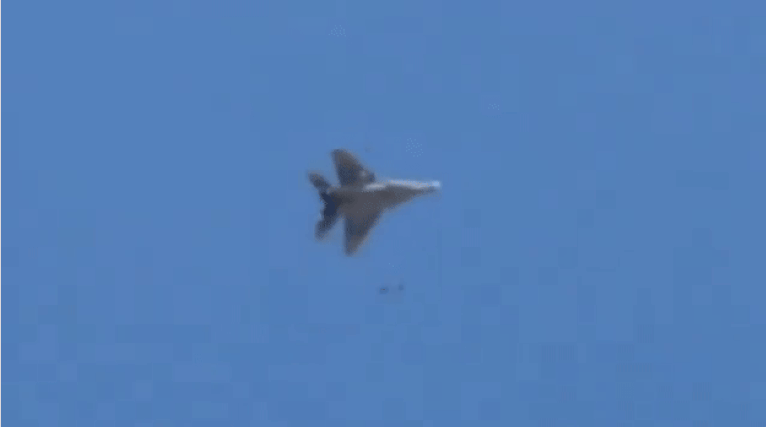 Momentul în care un avion de vânătoare ucrainean „denazifică” un post de comandă subteran al rușilor în regiunea Kursk