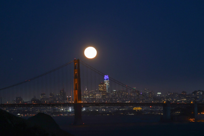 Supermoon rises over San Francisco's Golden Gate Bridge