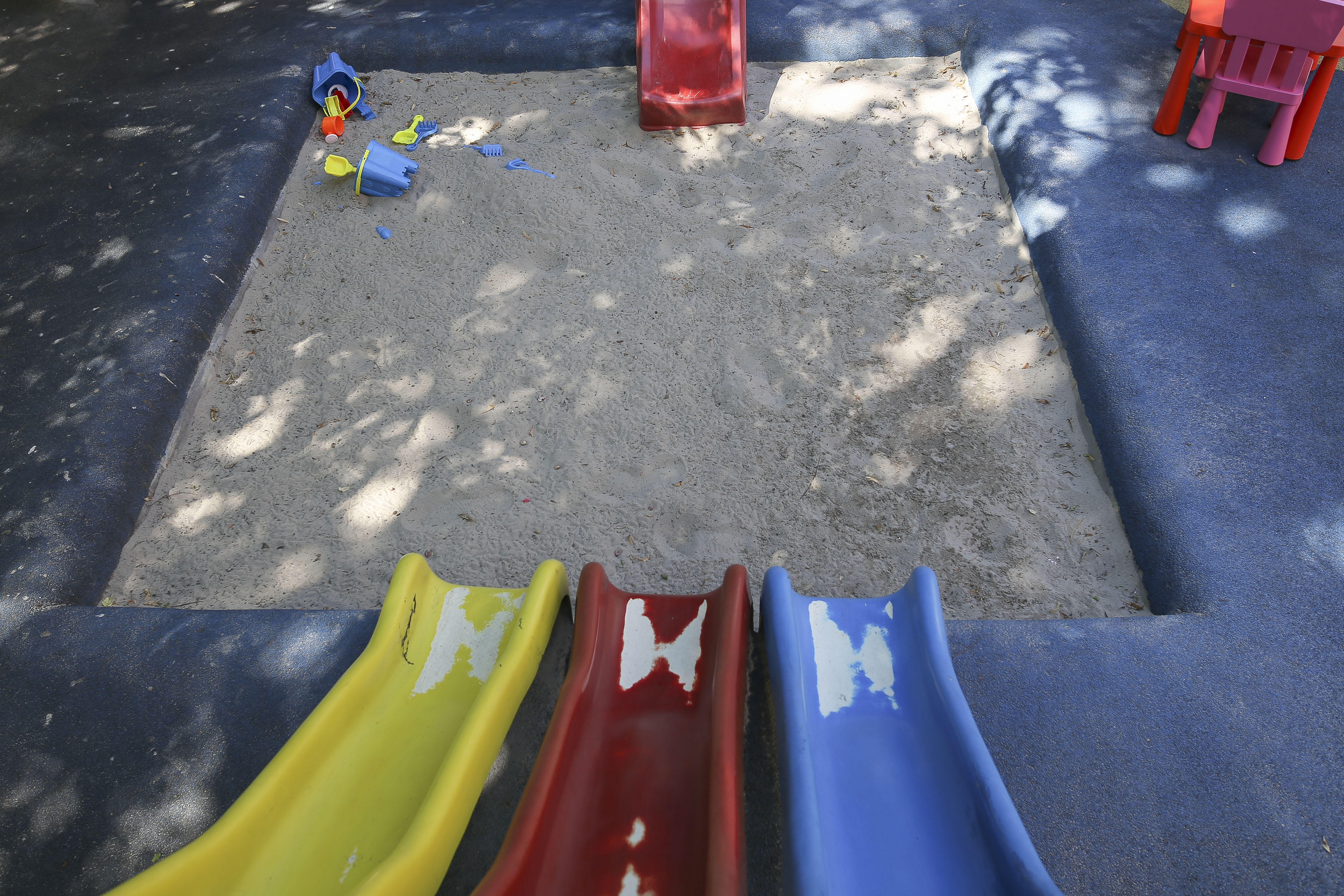 Azbest găsit în nisipul de la locurile de joacă din Australia. Aproape 70 de școli vor fi închise