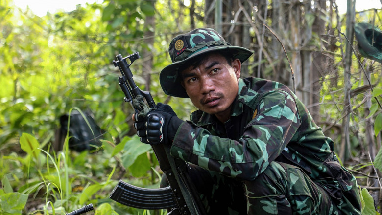 soldat din Myanmar în războiul civil