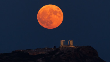 Luna albastră deasupra Atenei