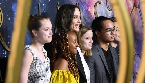 Shiloh Nouvel, fiica Angelinei Jolie şi a lui Brad Pitt, şi-a schimbat legal numele