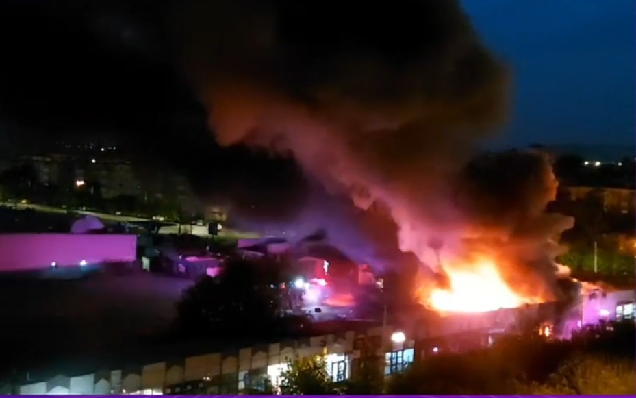 VIDEO Incendiu de amploare la Craiova. 5 magazine au fost distruse