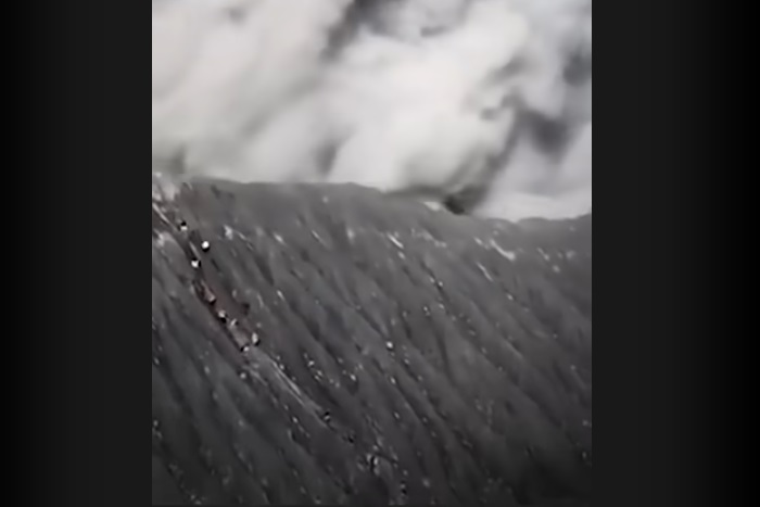 VIDEO Turiști surprinși de erupția unui vulcan. Oamenii o iau la fugă pentru a scăpa de norul de cenușă