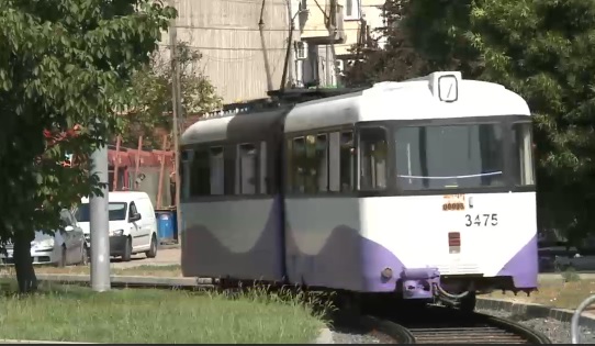 "Cuptoare pe roți". Canicula, un calvar pentru călătorii din Timișoara care circulă cu autobuzele și tramvaiele vechi