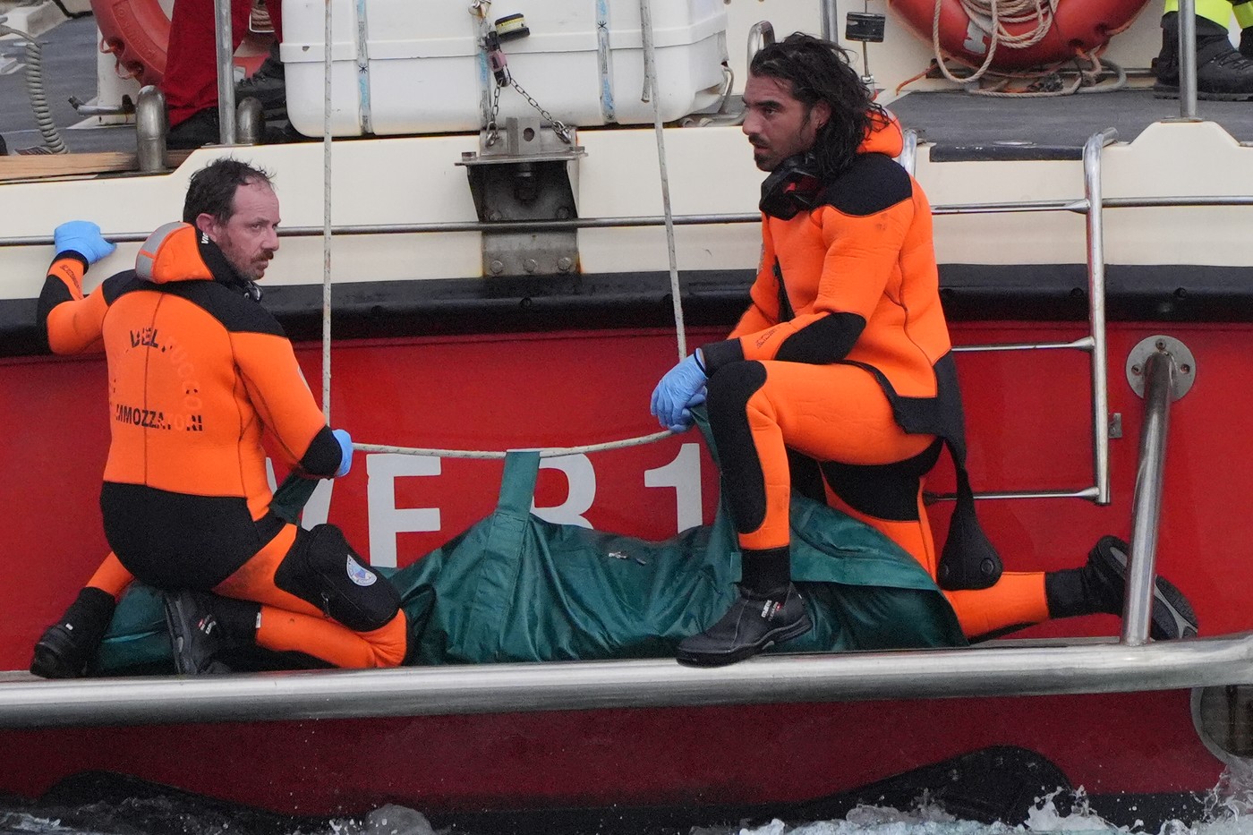 Cabina iahtului de lux scufundat în largul coastei Siciliei a fost localizată. Cinci cadavre au fost găsite în interiorul epavei