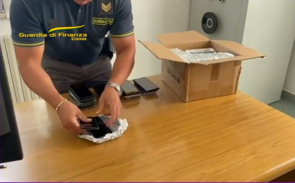 VIDEO Captură impresionantă a polițiștilor italieni: Au prins un român cu 121 de telefoane furate